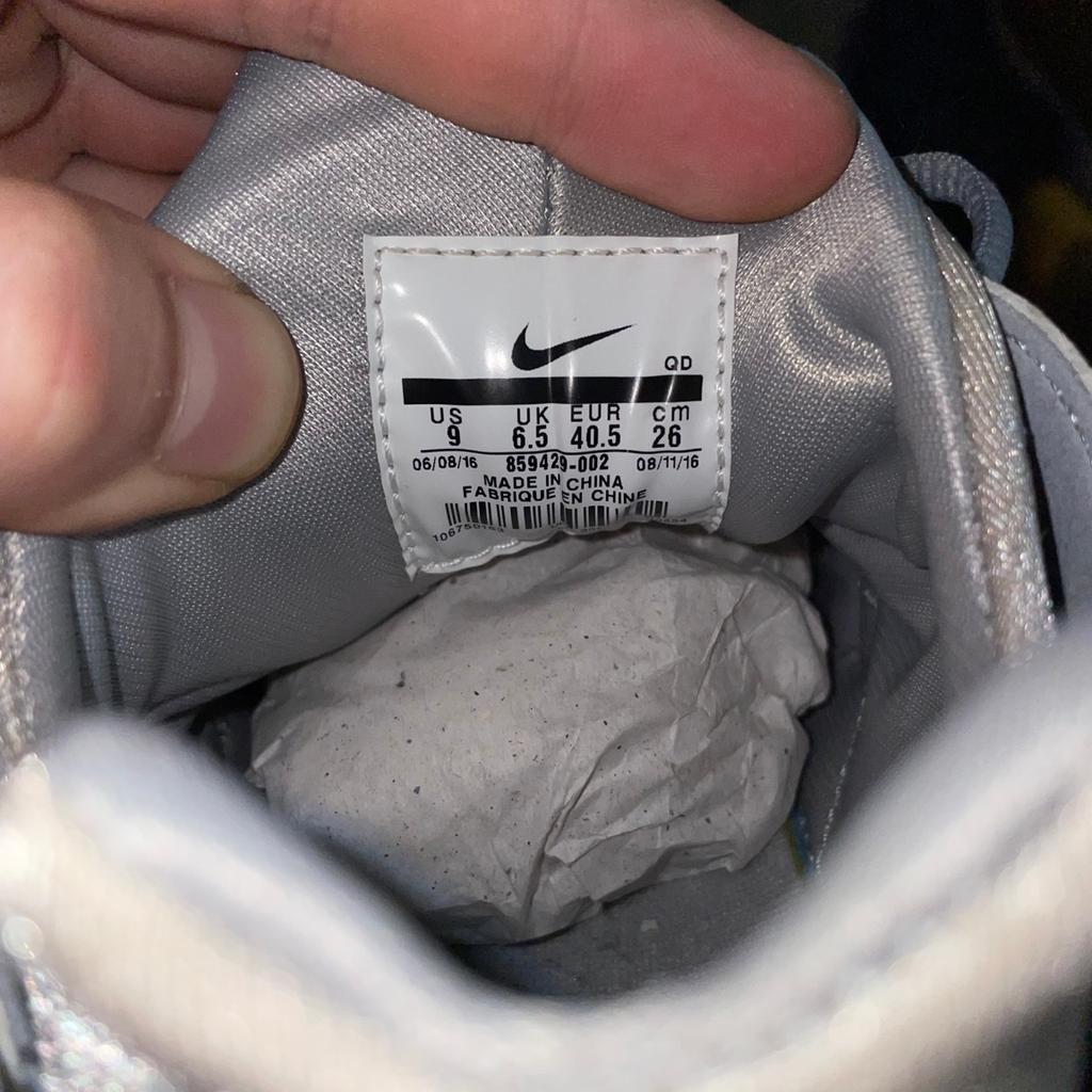 Original Nike Huarache metallic silver ‼️
Nur noch gebraucht erhältlich, selbst bei StockX in Größe 40.5 nicht mehr erhältlich ‼️

Die Schuhe sind so gut wie neu ohne Mängel👍🏼

Limitierte Auflage 😨

Bei Fragen oder wenn du mehr Bilder haben möchtest schreib mir einfach😁👍🏼‼️