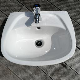 Waschbecken mit Kaltwasserarmatur
Grohe
Breite ca 41cm
Tiefe ca 34cm