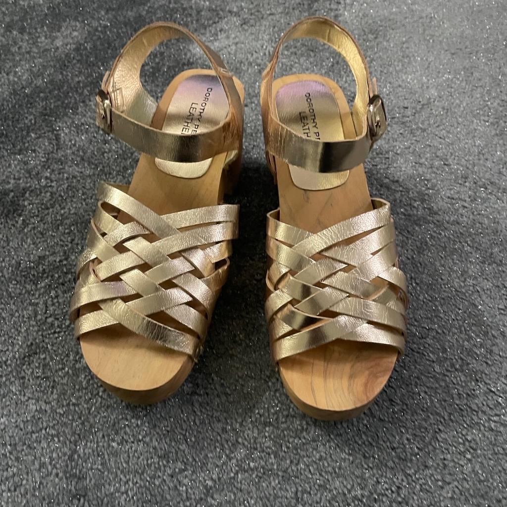 Gold clog style sandal with wooden block heel
Brand new size 3 from Dorothy Perkins
Real leather
Collection only
Paid £49.99