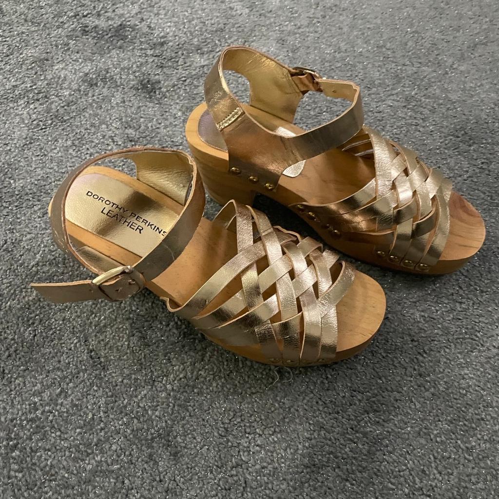 Gold clog style sandal with wooden block heel
Brand new size 3 from Dorothy Perkins
Real leather
Collection only
Paid £49.99
