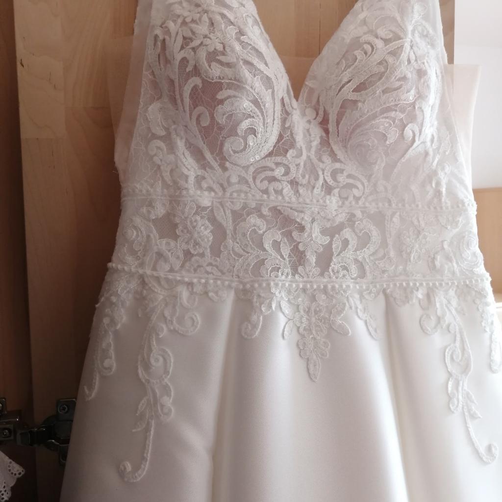Brautkleid von Hänsel und Gretl

Gr. 34

Traumhaftes Brautkleid mit Taschen
Sehr angenehm zu Tragen

Besichtigung jederzeit möglich