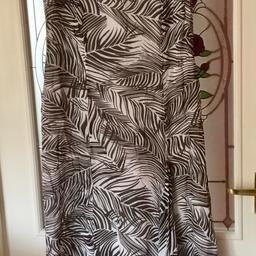 End of season sale,
Hi all,
Long Black & White dress,
Nice width shoulder straps,
Zip opening at the back,
Big pleat to one side at the bottom front,
Fully lined,
45” from shoulder strap to hem line,
51” from shoulder to bottom of pleat,
Gerry Weber label,
Dress 100% viscose,
Lining 100% Acetate,
Great condition,
£4.50 postage,
Thanks for looking.