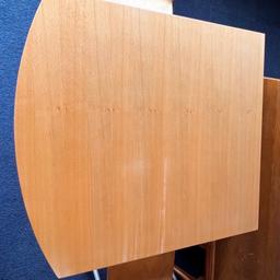 Selbst gebauter Holztisch zur Wandbefestigung mit zwei Stühlen. Buche .
Tiefe 90 x Breite 80 x Höhe (Einstellbar) ca. 90 cm. Die Stühle passen genau auf die Höhe. In einem guten Zustand.