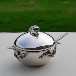 Decorative vintage 1950s silver effect/tone metal lidded sugar bowl pot or condiment pot with raised flowers and leaves detail.

Not sure if silver plated or stainless steel metal?

Item has normal signs of use but is still in good condition. It's not an original spoon. Please study the photos as these too form a good part of the description.

Height With Lid
8cm

Diameter of Pot Middle Rim
9cm

Diameter of Base
5cm

POSTAGE BY ROYAL MAIL SIGNED FOR 2ND CLASS

COLLECTION - CASH PREFERRED

GREAT BRITAIN DELIVERY ONLY!!