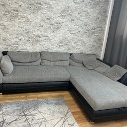 Sofa mit Bettkasten und Schlaffunktion in grau mit Gebrauchsflecken.
Maße: Breite: ca. 3m
 Länge: ca. 2m
Ausziehbar bis 1,60m.
Selbstabholung in 91074 Herzogenaurach.