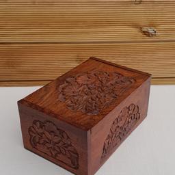 Gorgeous vintage solid wood trinket box with handcraved floral pattern design.

Not sure if it's a black forest wooden box?

Open's and closes perfectly.

Item has normal signs of use but is still in good condition. Please study the photos as these too form a good part of the description.

Height
7.5cm

Length
15.9cm

Width
10.5cm

POSTAGE BY ROYAL MAIL SIGNED FOR 2ND CLASS.

COLLECTION - CASH PREFERRED

GREAT BRITAIN DELIVERY ONLY!!