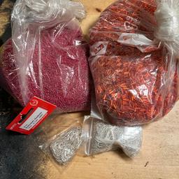 Rote Glasrundperlen und orange Glasstangen. Weiss/silberperlenn auf strängen, Silberbouillondrat rundkraus

Verkaufe nur Gesamtpaket