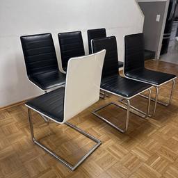 Wegen Neuanschaffung verkaufen wir unsere 8 Stühle in Schwarz weis siehe Foto wo in Perfekten Zustand sind !! 
Alle 8 um 200€ 
Pro stk. 30€
