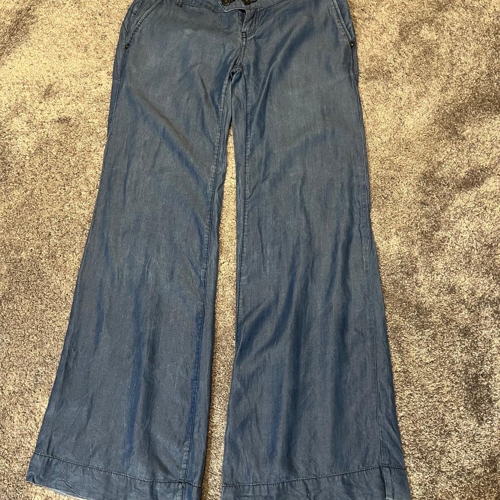 Zara
Ladies jeans
Low waist as you can see by the size of zip.
Summer jeans and very thin
Been worn a couple of times
Small size 12
Pick up only or will post for p&p