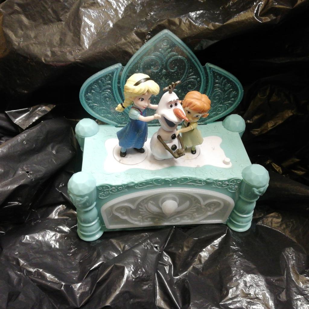 Lovely Frozen musical jewellery box. Great condition.