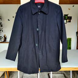 Ich verkaufe eine kaum gebrauchte Hugo Boss Jacke in einem ganz dunklen blau/ fast schon schwarz in Größe 48. Das Material ist in etwa so ein regenabweisender Stoff. Der unterste Knopf fehlt leider.