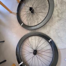 Depth: 65mm

Inner rim width: 21mm

Rim Weight: 510 grams

Wheelset Weight: 1620g

Internal Molded Spoke Holes

Hole count: 24/24

Aero optimised for 25cc to 28cc tubeless tires

ENVE Foundation Road Alloy hub with ID360 40t ratchet

Sapim CX Spring spokes

Centre-lock disc brake

Handcrafted at ENVE's HQ in Ogden, Utah, USA
