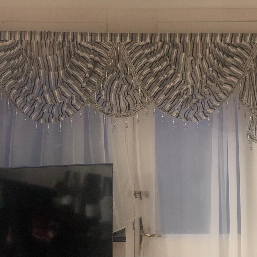 Valances curtains Black and white colour. Condition New. Never used.stripe design. Height 50 to 110cm .Width 205cm