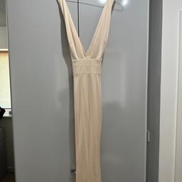Worn once 
Dry cleaned 
True to size
Fits well
Great condition 
Floor length