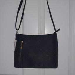 Brand new cross body shoulder bag in black
Non branded gucci (not real)