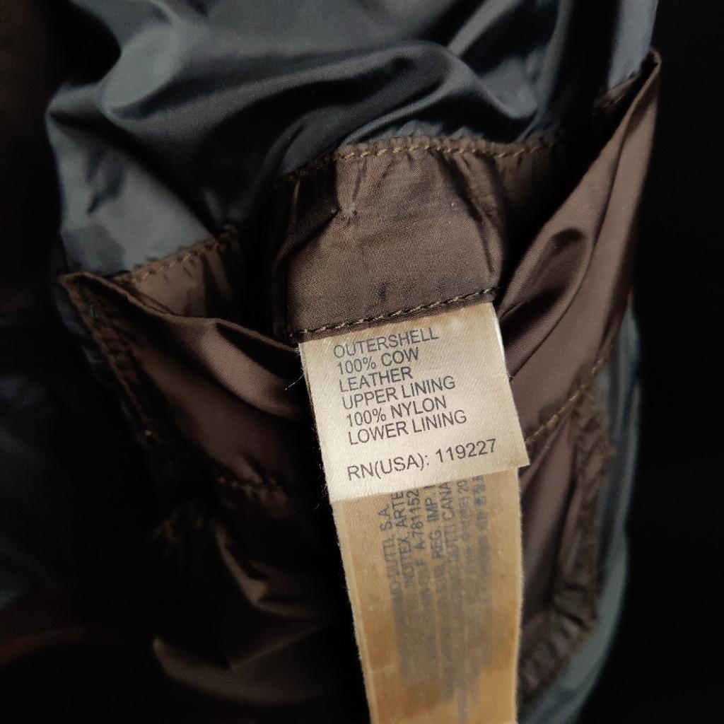 Ich verkaufe eine braune Massimo Dutti Lederjacke in Größe L, die aber etwas kleiner ausfällt. Wunderbares 100% Kuhleder, innen mit einem kleinen Gilet Einsatz in blau, der auch herausgezippt werden kann. Der Knopf von der Innentasche ist abgegangen, kann aber versucht werden, wieder anzunähen. Ansonsten top Qualität und top Zustand, wenig getragen.