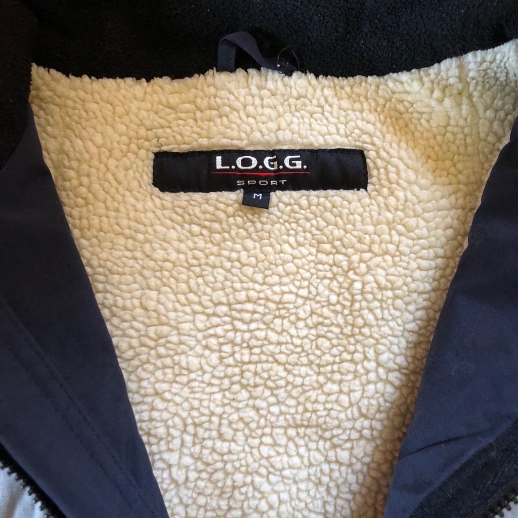 Eine Winterjacke

Marke: L.O.G.G.

Größe: M