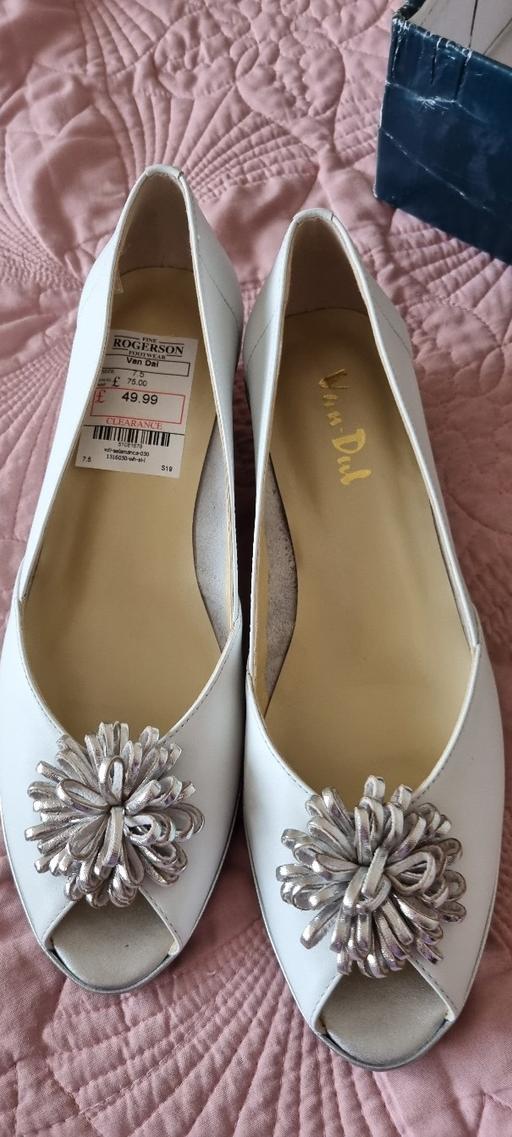 Buy & Sell North West London St John`s Wood - North West London - Photos for White shoes with a silver flower, new, 7,5 s