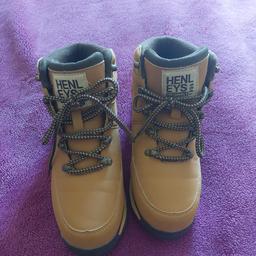 Henley original boots. size 5
As good as new only worn once .
collection only can deliver local for petrol cost
£10 ono
