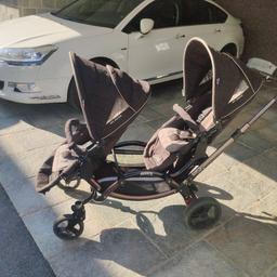 Einspuriger Kinderwagen ( viel praktischer als zweispurig) kompatibel mit Maxi Cosi Baby Schale. Unsere Zwillinge konnten von Geburt bis 3 Jahre diesen benutzen. Top