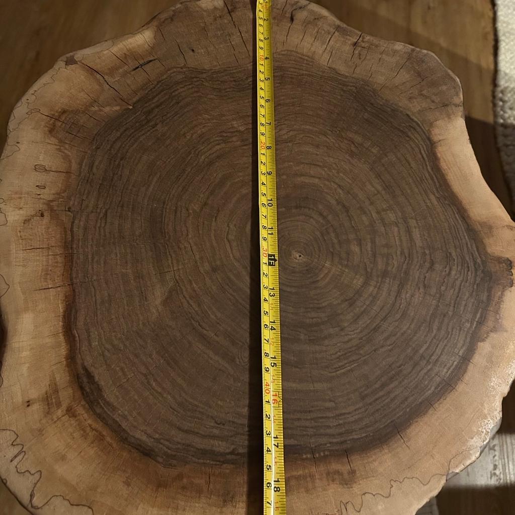 Verkaufe wunderschöne Nussbaum Scheibe Couchtisch mit Haarnadel Beine geölt (Unikate). Durchmesser zirka 50cm , Höhe 55cm