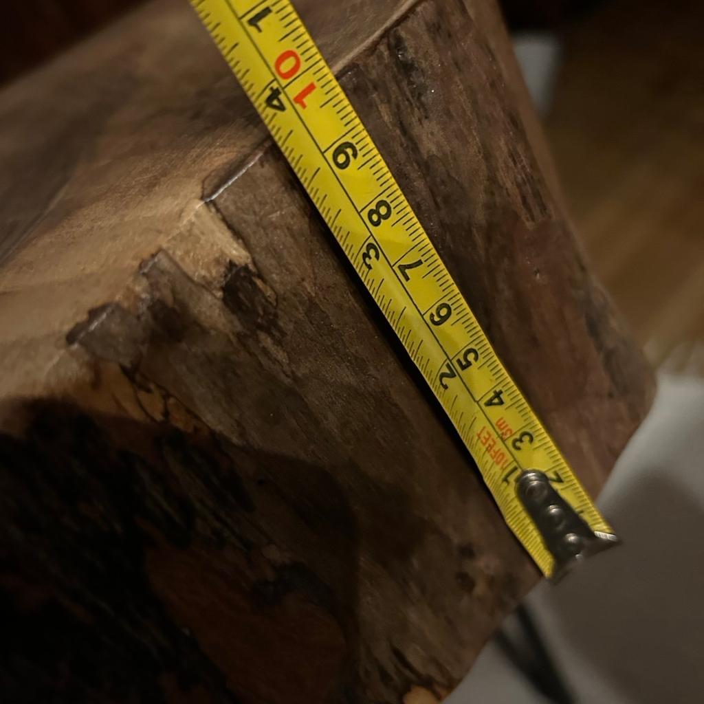 Verkaufe wunderschöne Nussbaum Scheibe Couchtisch mit Haarnadel Beine geölt (Unikate). Durchmesser zirka 50cm , Höhe 55cm