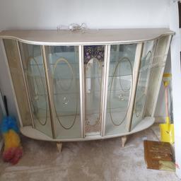 beautiful vintage Italian style glass mirrored display cabinet, with a working light inside. in great condition as can be seen. sold as seen and no returns once bought.
from a clean smoke and pet free home.
collection from WV106RT The three tuns parade please. May be able to deliver to wv10 area only for £2. thank you :)