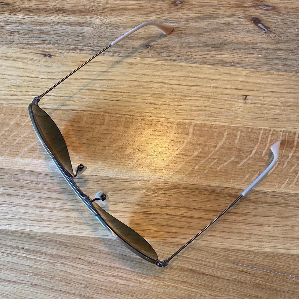 Ich verkaufe meine Ray Ban Sonnenbrille, weil sie mir leider nicht mehr gefällt.

Lila Gläser
Chromefarbener Rahmen
Selten benutzt!
In einem sehr gutem Zustand

Neupreis 140€