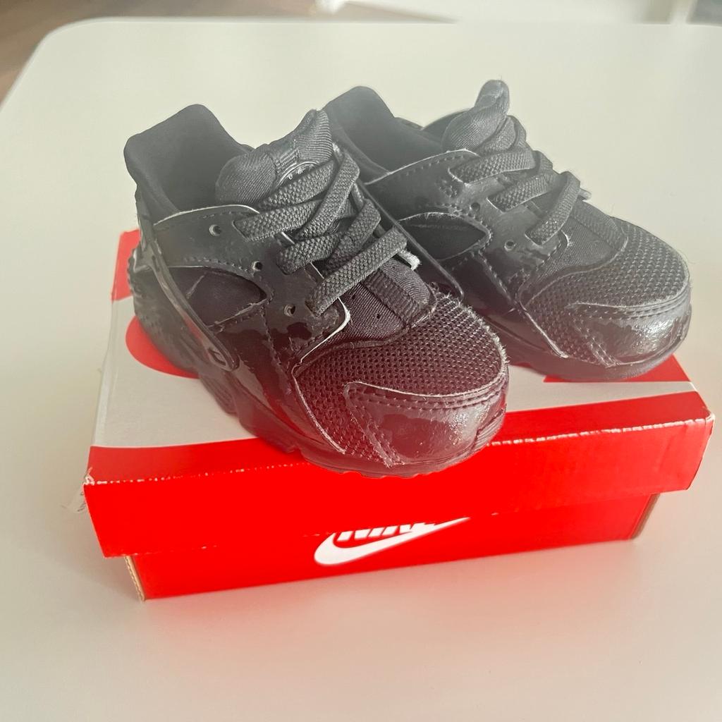 Zu verkaufen sehr bequem Nike Huarache Schuhe für Kleinkinder in der Größe 21. Bitte nur selbst abholen!!!