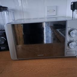 I'm selling my Goodman Microwave because I'm moving house on the 1st of July. This item will be made available from the above date. The item is still in very good condition. I've got other household items for sale. contact me if you need more items.