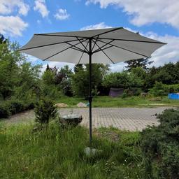Wegen Aufgabe des Garten verkaufe ich einen Sonnenschirm mit Granitständer. Durchmesser ist 2m.
