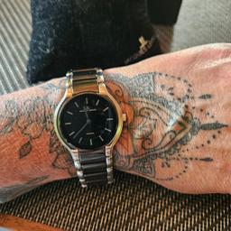 Ich biete eine neue Damen Armbanduhr Jacques lemans an. ( wurde nie getragen )
Die Uhr ist auf der Rückseite graviert, war ein Geschenk zum 25 jährigen Jubiläum.
Sie ist in einen Top Zustand braucht nur eine neue Batterie.