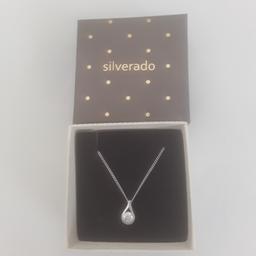Silverado Sterling Silver 925 teardrop shaped slider pendant with inset cubic zirconia crystal and 16" Sterling Silver Chain. Includes Silerado Giftbox. Never Worn.
♡Please view my other items for sale♡