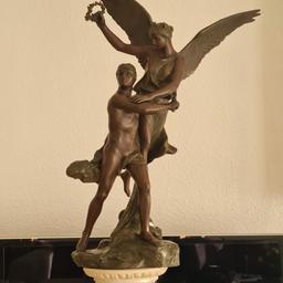 Zum Verkauf steht eine wunderschöne große französische sehr alte Antike Bronze Skulptur (Hohlguss) mit einem Engel mit breiten Flügeln. Signiert mit MERCIE
Höhe 97 cm
Breite 69 cm.

Ein wahnsinnig schöner Blickfang in jedem Zimmer.

Lieferbar nach Zahlungseingang
Lieferzeit innerhalb Deutschland ca 4-5 Werktage.