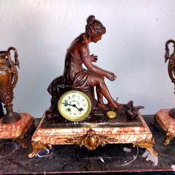 Zum Verkauf steht eine tolle günstige Antike Kaminuhr mit Mutter und Putten Kind aus Frankreich mit 2 Beisteller Amphoren von 1890. Das Uhrwerk läuft einwandfrei. Der Zustand ist für das Alter sehr gut. 
Die Uhr sowie Amphoren bestehen aus Spelter, (Zinkguss). 