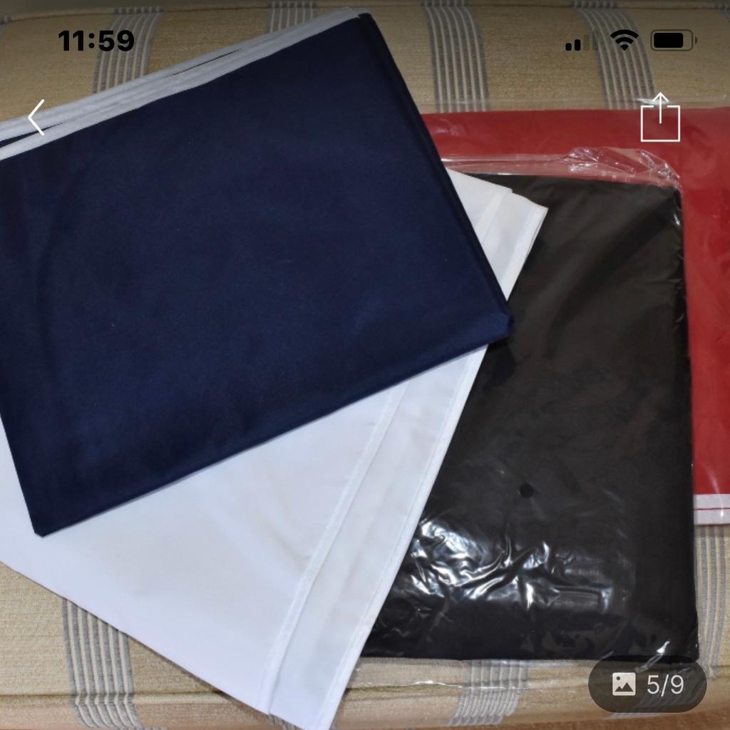 Comes with its own bag when opened it pops up into the 120 cm cube strong polyester fabric purchased for a particular project so only used twice Comes with unopened 4 colour separate backdrops white black navy and red