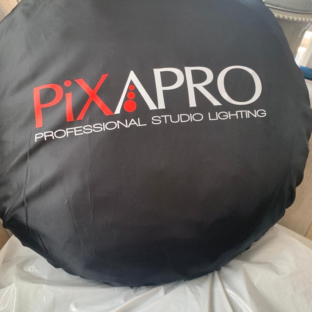 Comes with its own bag when opened it pops up into the 120 cm cube strong polyester fabric purchased for a particular project so only used twice Comes with unopened 4 colour separate backdrops white black navy and red