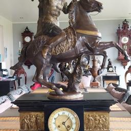 Sehr Gewaltige und Große Pferd/Reiter Skulpturen Kaminuhr aus Bronze (Hohlguss) von 1879. Gezeigt wird Herkules zu Pferd.
80 cm hoch und 50 Kg schwer. Uhrwerk läuft einwandfrei. Kleine Beschädigung rechts am Zifferblatt.