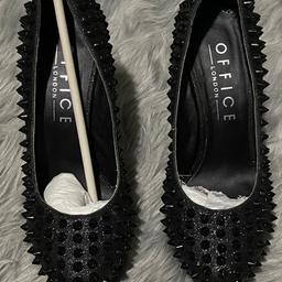 Comes with box. These at amazing shoes.
Black / glitter / spiky shoes.
Limited edition.  
Size 6 U.K. (39 EU)
