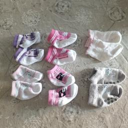 set di 6 paia di calzini per neonata ,4 paia nuovi mai indossati. quelli bianchi e grigi indossati veramente poco