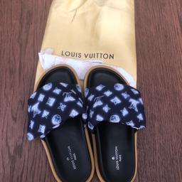 LV Louis Vuitton Velcro slides blue New
Size 3.5
I will post, payment is Bank transfer and postage will £4:95 recorded and tracked
Prefer collection