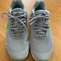 Verkaufe einmal getragene Nike Running, in der Größe 38.
Die Schuhe befinden sich in einem einwandfreien Zustand.