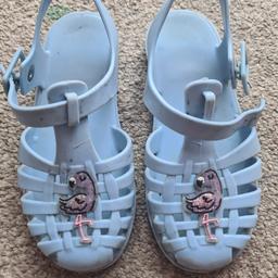 Very good condition sandals for aummer.Unisex