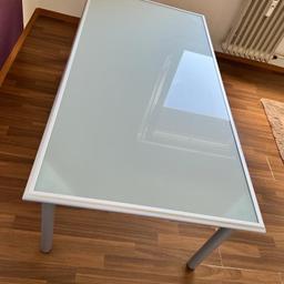 IKEA Glastisch Vika Lauri (Nummer war 100.247.17) mit Alurahmen und Milchglasscheibe. Die Tischbeine sind höhenverstellbar und abschraubbar.

Breite ca. 157 cm
Tiefe ca. 78cm
Höhe ca. 50-85 cm