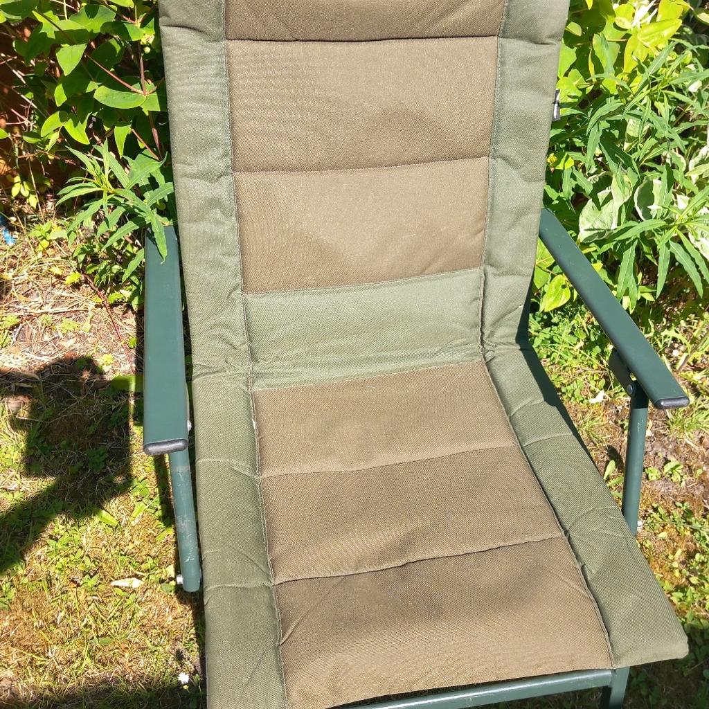 fishing chair with adjustable legs and with arm rest nice and comfortable