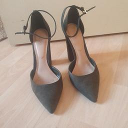 Beautiful Aldo strappy heeled shoes with pointed close toe. Buckle closure. UK SIZE 3
colour Khaki green suede. Heel Height 8.9cm

They go with smart, causal and formal wear.
Very Versatile.

original price £90