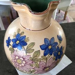 Sehr schöner handbemalter Keramikkrug mit floralem Muster sehr guter Zustand. Höhe ca.27,5 cm , Durchm. ca. 22cm