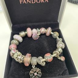 Original Pandora Armband (20cm) mit 21 original Pandora Charms in den Farbtönen Rosa

Wie neu - wurde nur selten getragen

Privatverkauf - keine Garantie oder Gewährleistung