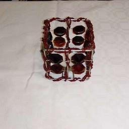 Verkaufe Teelichtbehälter aus Metall mit weinroten Steinen aus Kunststoff, neuwertiger Zustand.

Maße:
8 cm x 8 cm