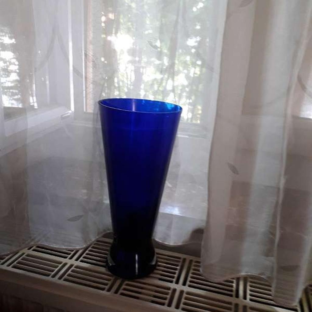 Verkaufe Dunkelblaue Kobaltglasvase, sehr dekorativ, Top-Zustand.

30 cm hoch, 14 cm Durchmesser oben und 9 cm Durchmesser unten.